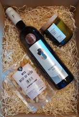 Dárkový balíček s vínem, ořechy a svíčkou